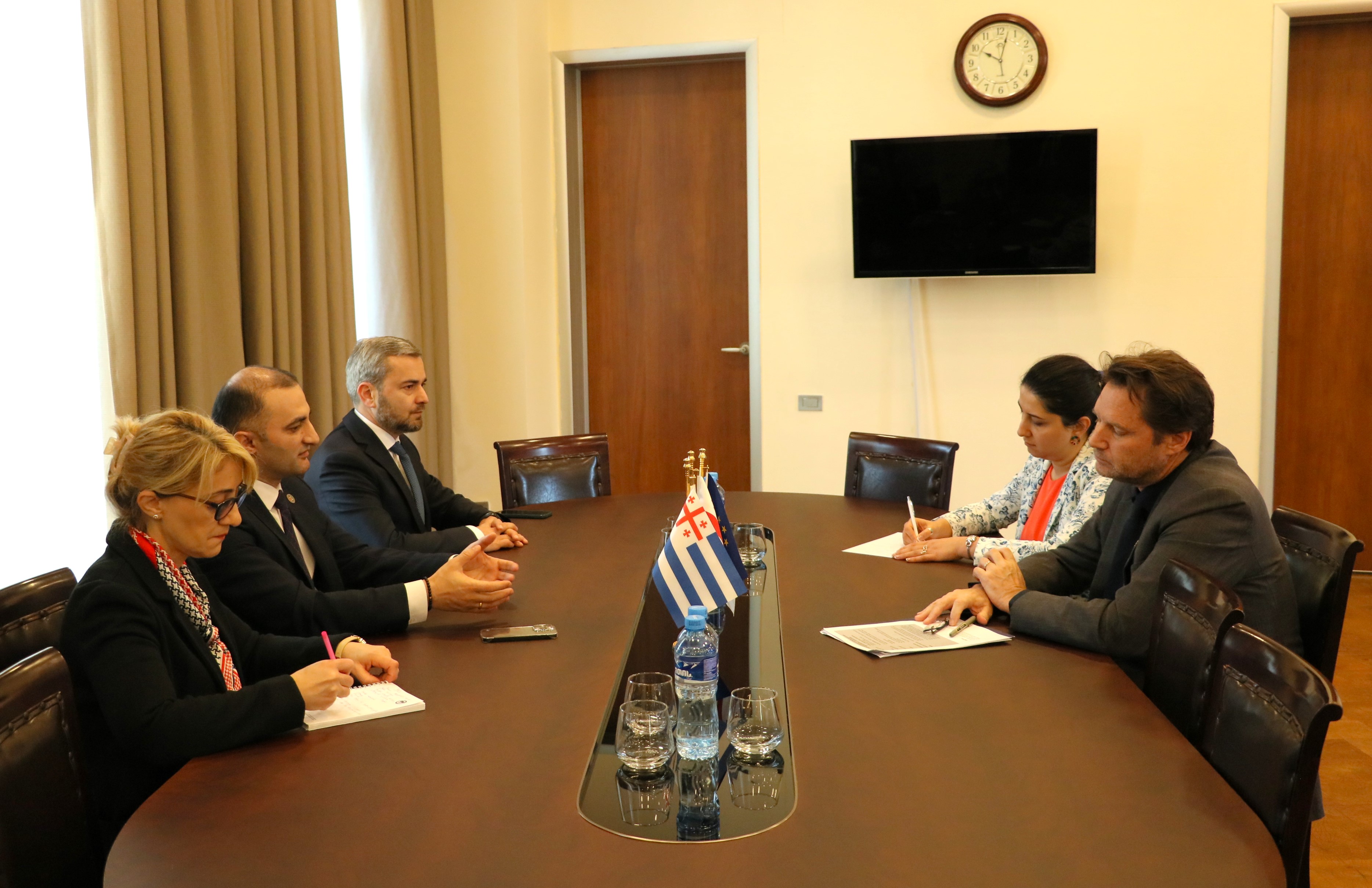 &nbsp;აჭარის უმაღლესი საბჭოს თავმჯდომარემ - დავით გაბაიძემ საქართველოში UNDP-ის მოქმედ ხელმძღვანელს - დაგლას უებს უმასპინძლა