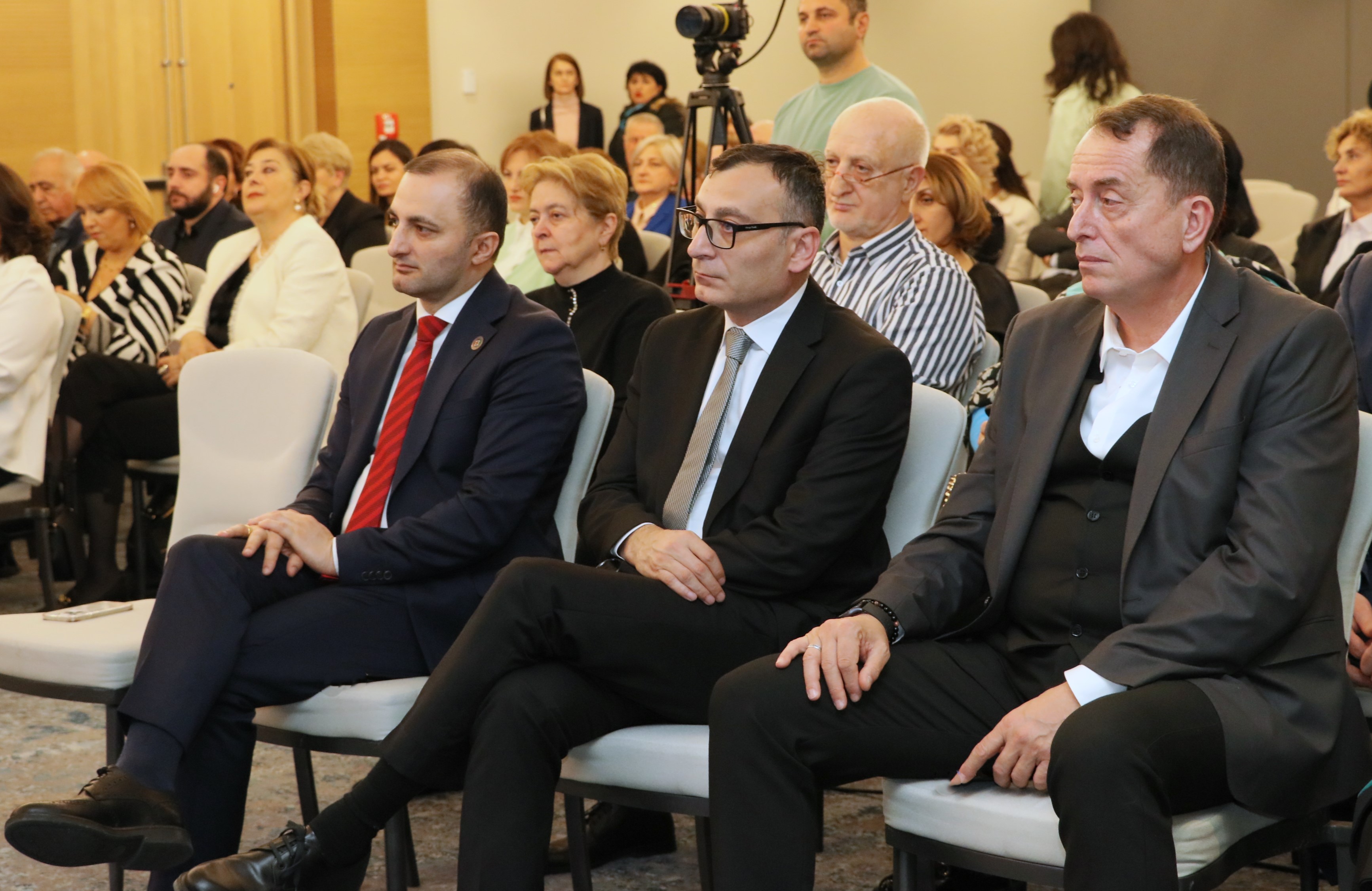 დავით გაბაიძემ მედიკოსებს პროფესიული დღე მიულოცა