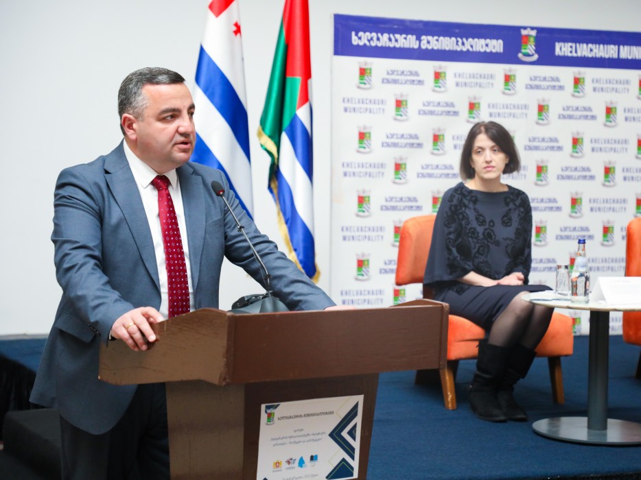 უმაღლესი საბჭოს წევრები - დავით ბაციკაძე, მარინე გვიანიძე და ფრიდონ ფუტკარაძე ხელვაჩაურის მუნიციპალიტეტის მერიის ორგანიზებულ ფორუმს დაესწრნენ