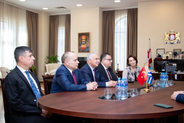 დავით გაბაიძემ, ტრაპიზონისა და ართვინის გუბერნატორებს - აზიზ ილდირიმს და ჯენგიზ უნსალთანს უმასპინძლა