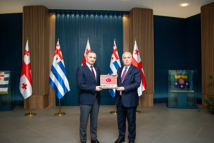 დავით გაბაიძემ, ტრაპიზონისა და ართვინის გუბერნატორებს - აზიზ ილდირიმს და ჯენგიზ უნსალთანს უმასპინძლა