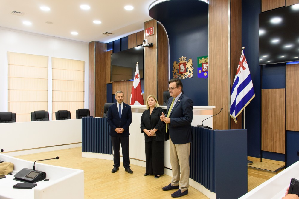 აჭარის უმაღლეს საბჭოს პოლონელი ახალგაზრდები ეწვივნენ