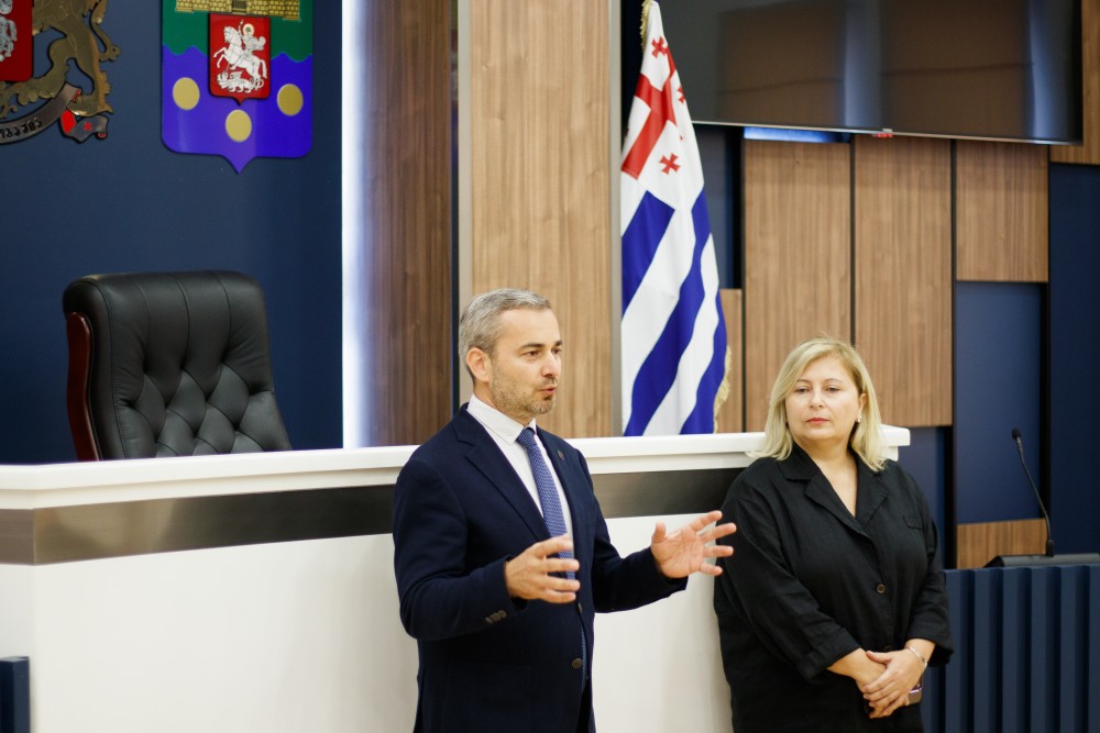 აჭარის უმაღლეს საბჭოს პოლონელი ახალგაზრდები ეწვივნენ