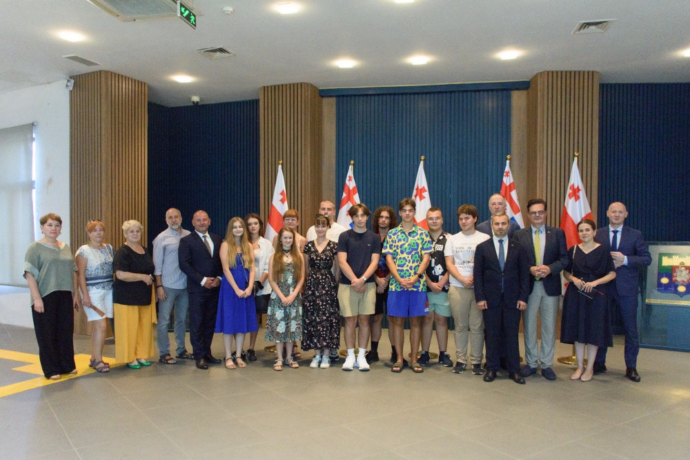 აჭარის უმაღლეს საბჭოს პოლონელი ახალგაზრდები ეწვივნენ
