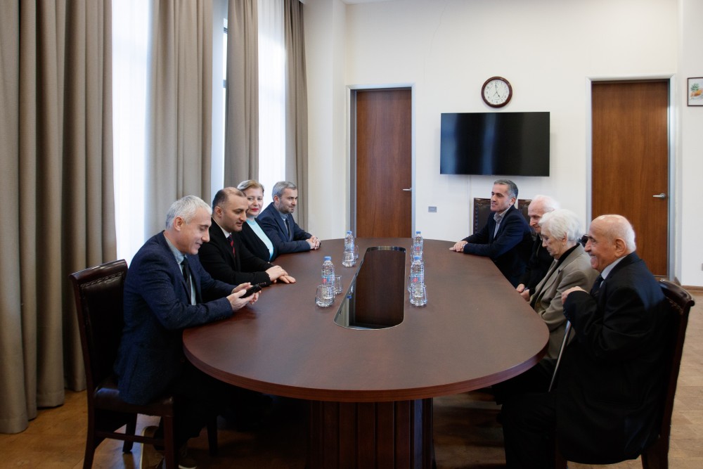 დავით გაბაიძემ მეცნიერ-თანამშრომლები დააჯილდოვა