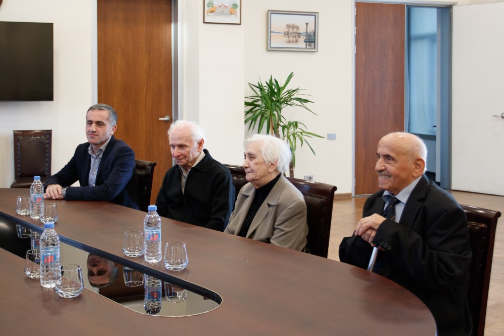 დავით გაბაიძემ მეცნიერ-თანამშრომლები დააჯილდოვა