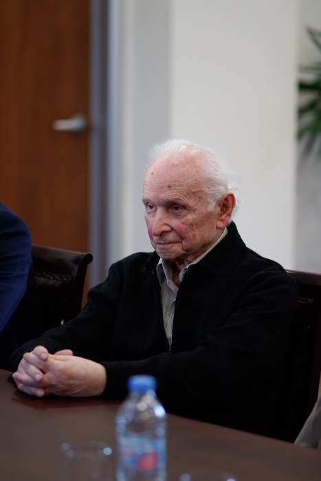 დავით გაბაიძემ მეცნიერ-თანამშრომლები დააჯილდოვა