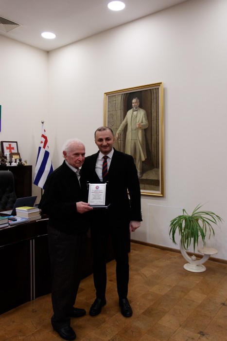 დავით გაბაიძემ მეცნიერ-თანამშრომლები დააჯილდოვა