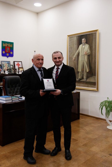 დავით გაბაიძემ მეცნიერ-თანამშრომლები დააჯილდოვა