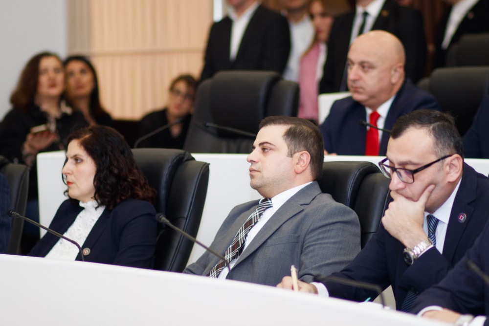 ახალარჩეული უმაღლესი საბჭოს პირველი სხდომა გაიმართა