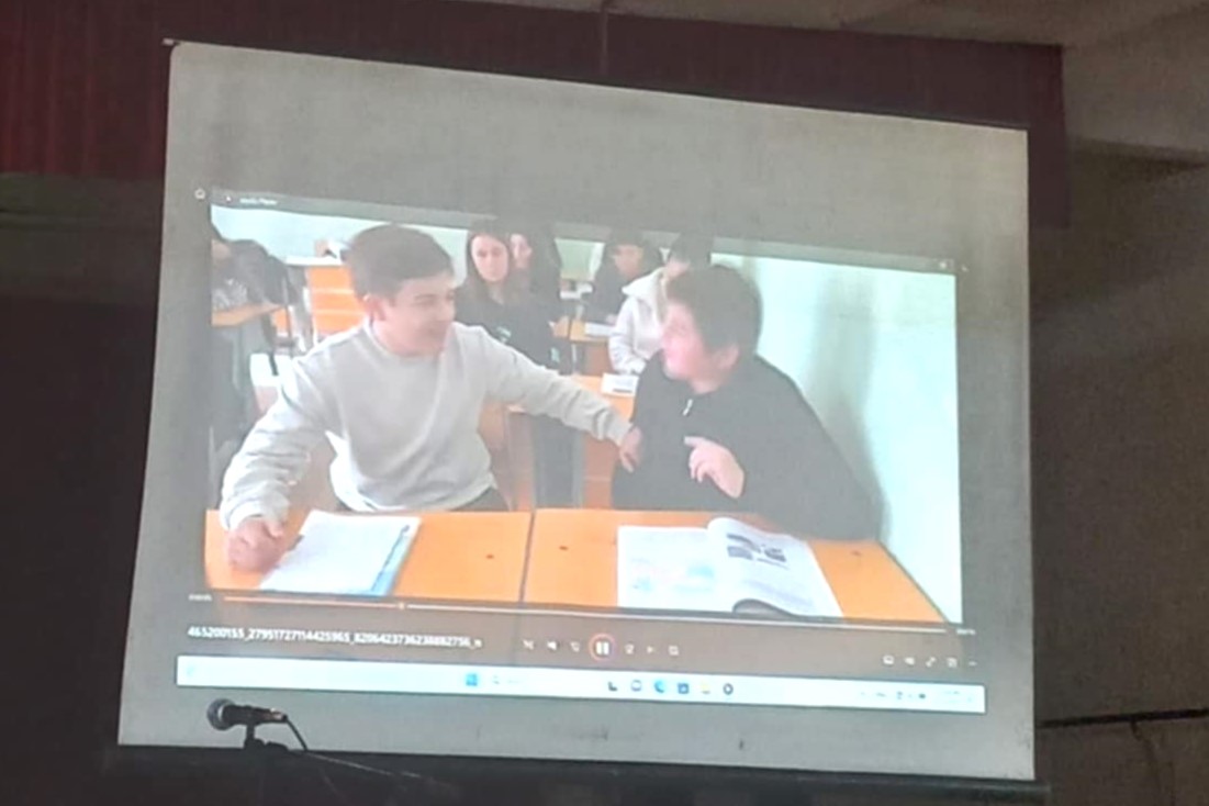 ცოტნე ანანიძე ბათუმის მე-8 საჯარო სკოლაში მოსწავლეების ინიცირებული პროექტის „არა, ბულინგს!“  შემაჯამებელ შეხვედრას დაესწრო