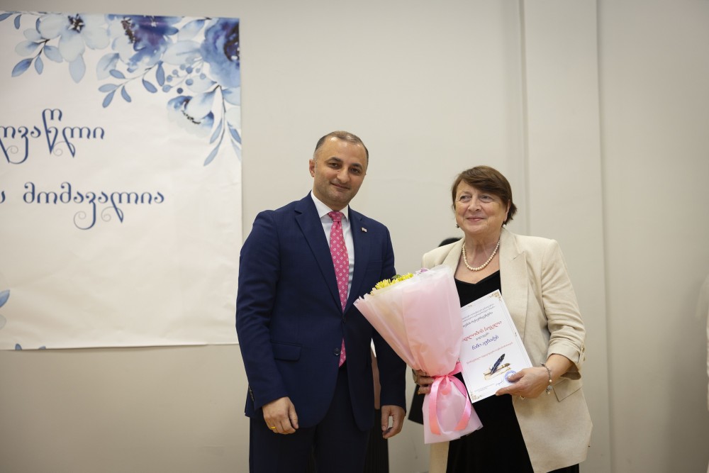 ჯილდოები წარმატებულ და ღვაწლმოსილ პედაგოგებს 