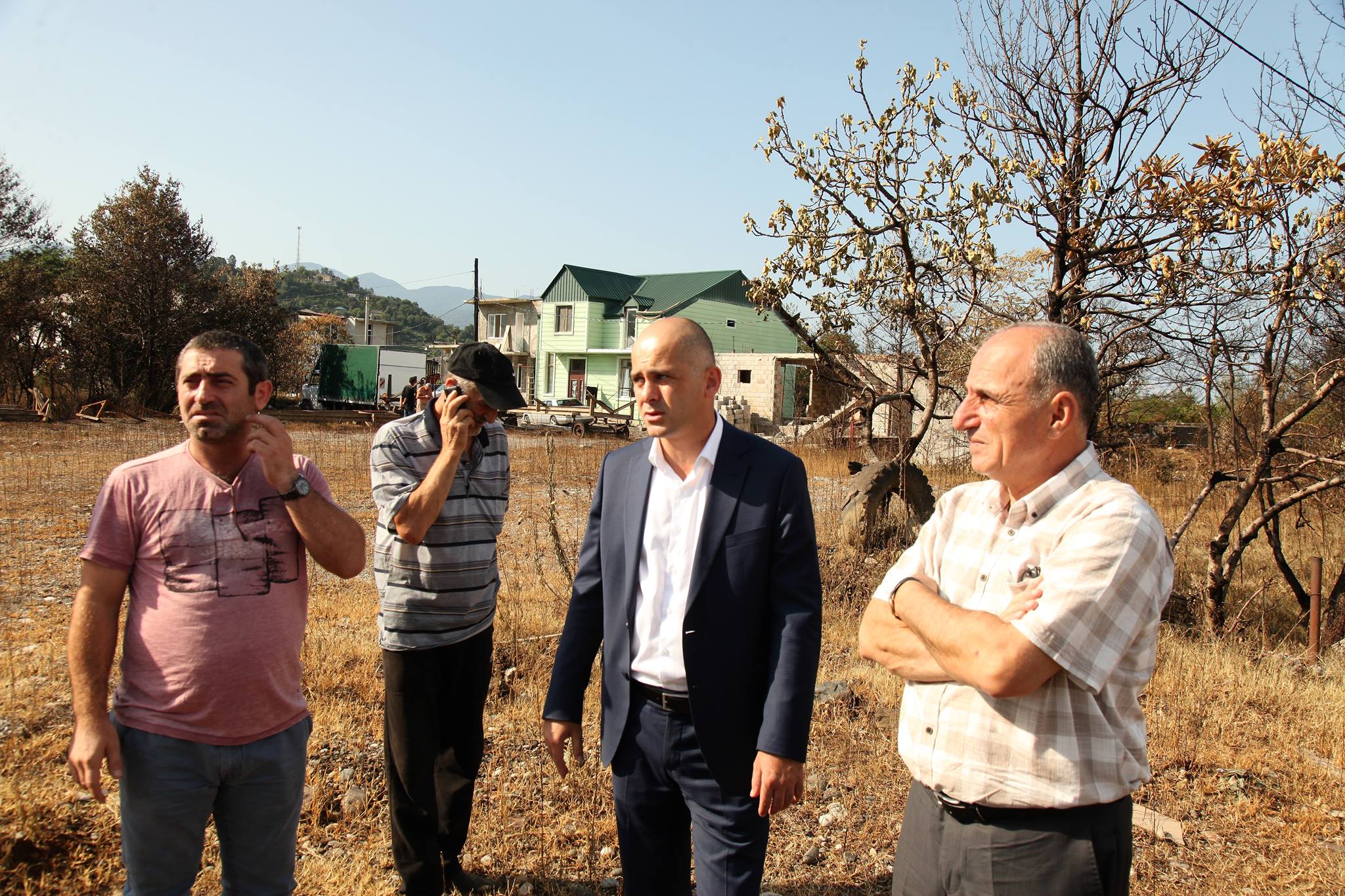 ხელისუფლების წარმომადგენლები დაზარალებულებს შეხვდნენ