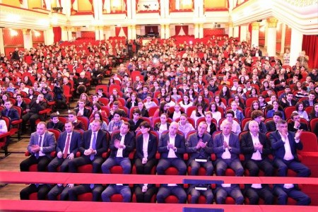 წარჩინებულ მოსწავლეებს კომპიუტერები გადაეცათ