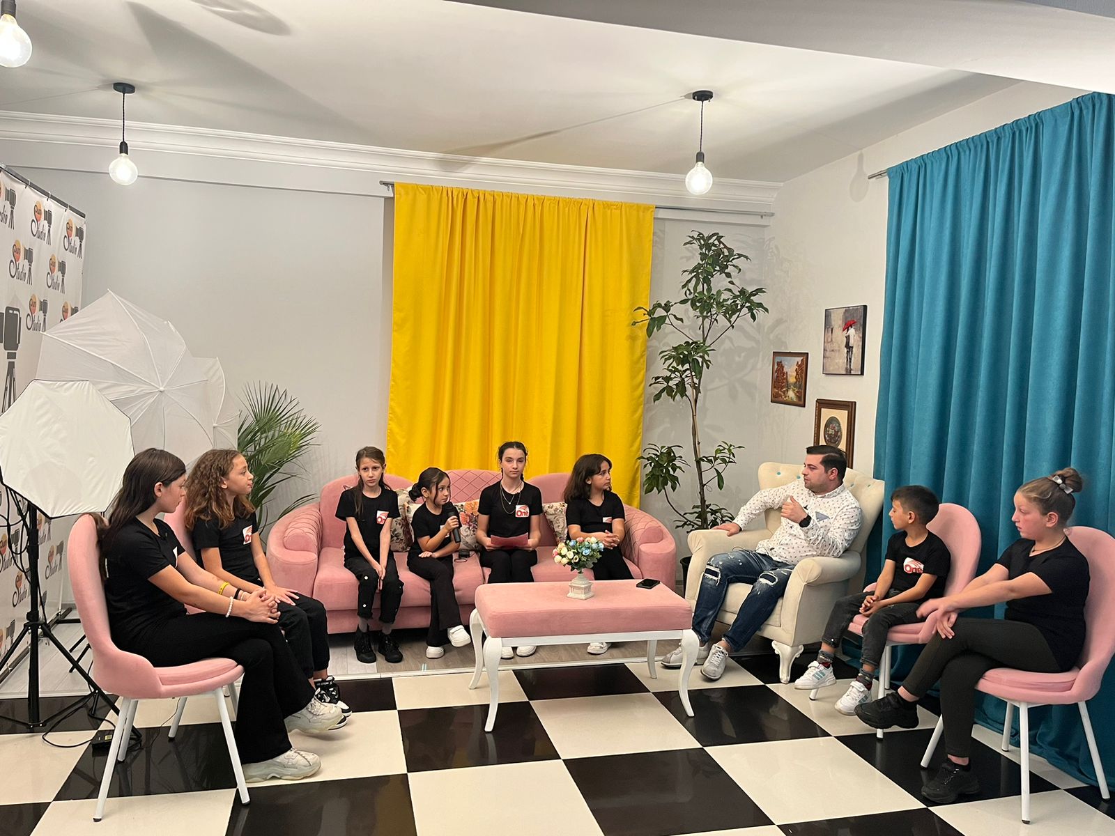 ცოტნე ანანიძე სატელევიზიო სკოლა-სტუდია „Number One“-ის აღსაზრდელებს შეხვდა