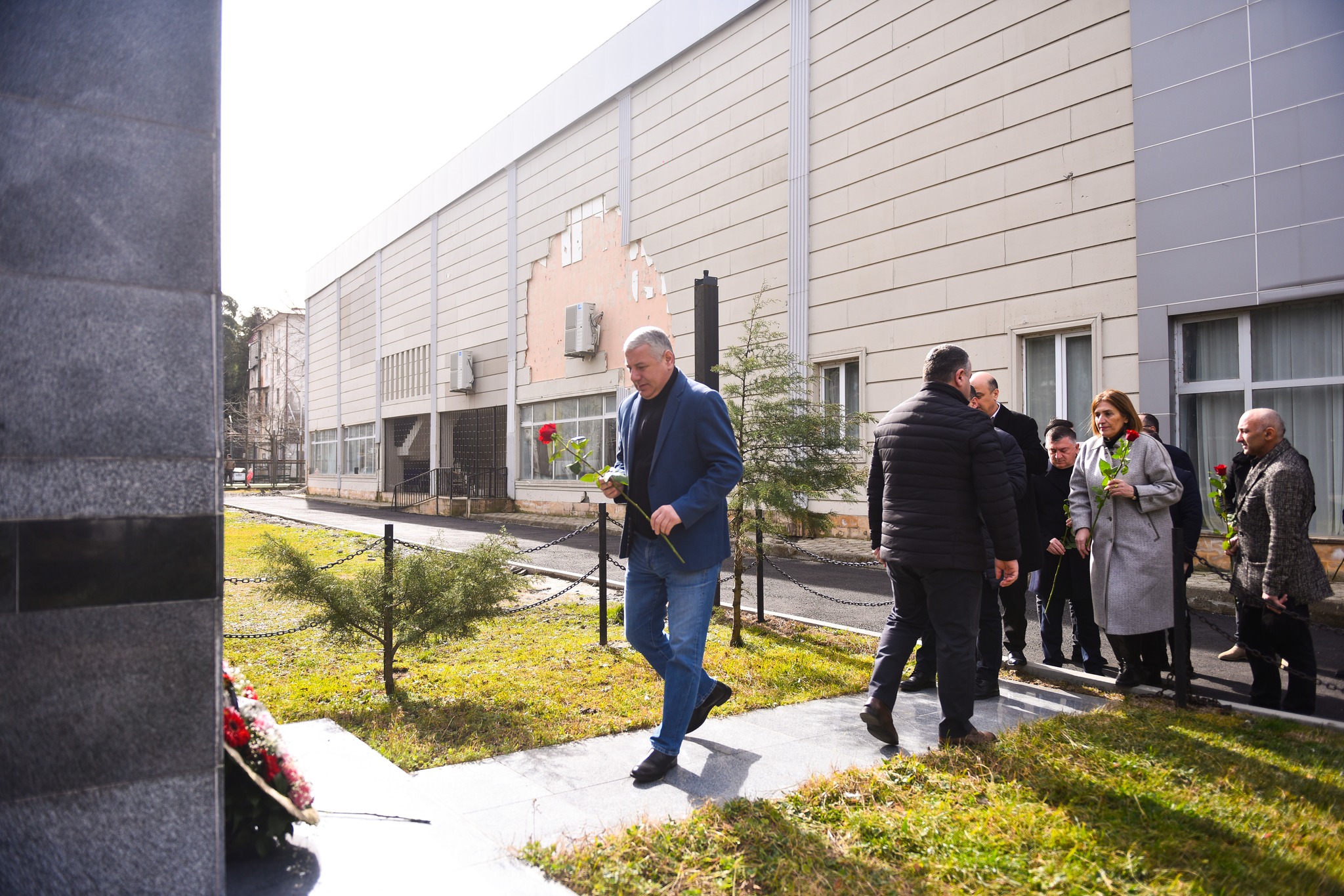 ოკუპაციის დღესთან დაკავშირებით უმაღლესი საბჭოს წევრებმა გმირთა საძმო საფლავი ყვავილებით შეამკეს