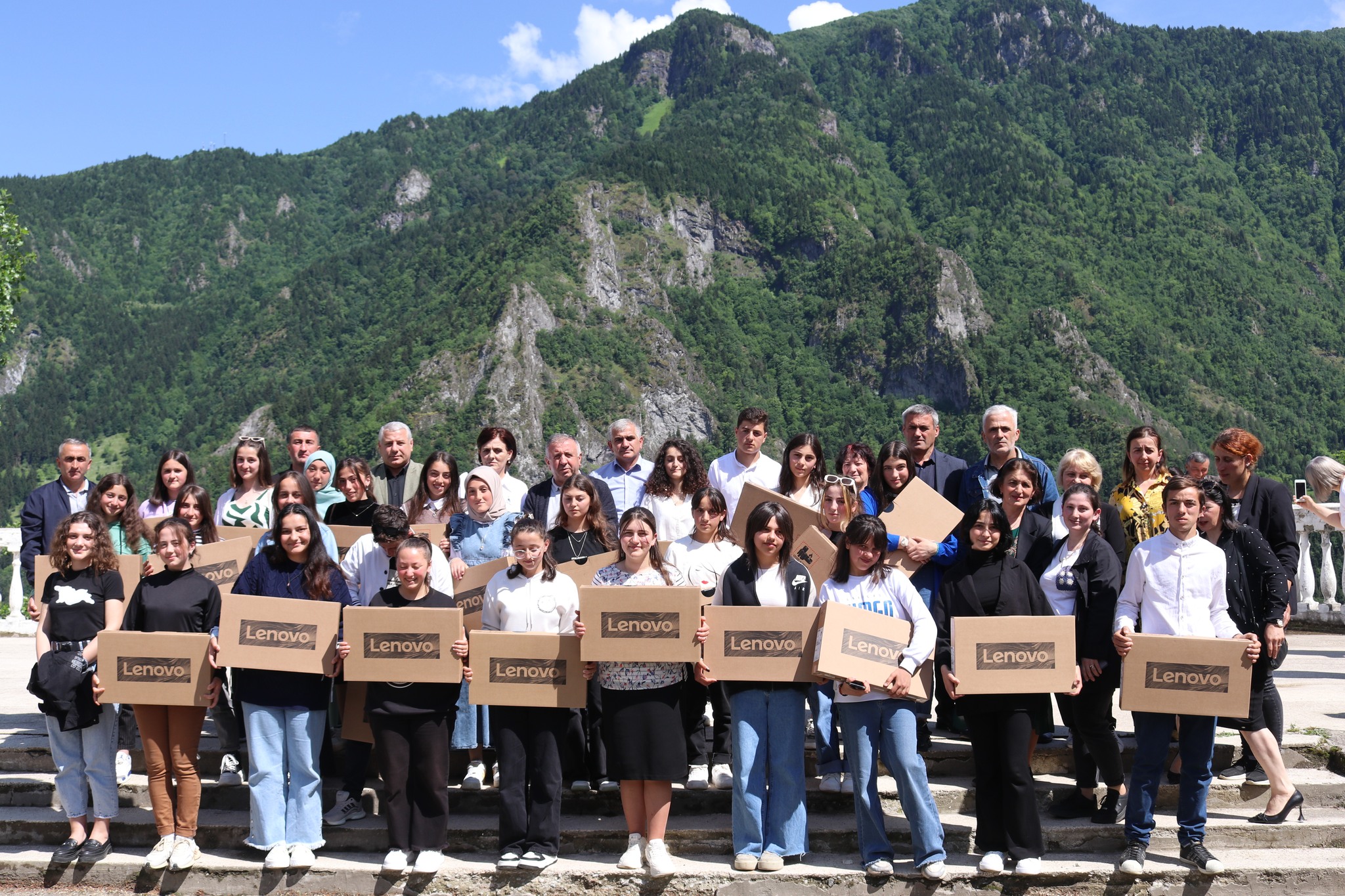 ხულოსა და შუახევში წარჩინებულ მოსწავლეებს კომპიუტერები გადასცეს