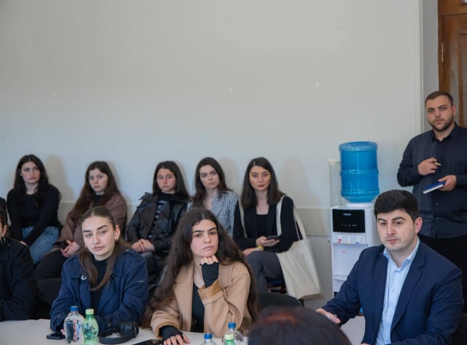 შეხვედრა განათლების საერთაშორისო ცენტრის აღმასრულებელ დირექტორთან