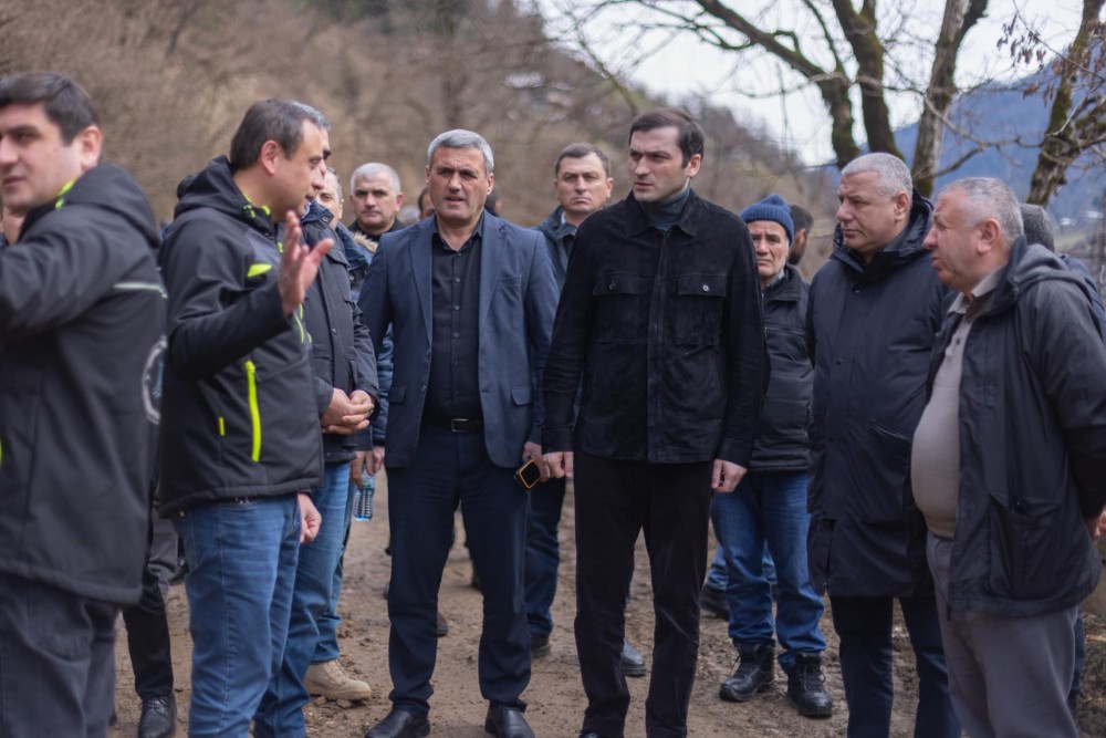 დავით გაბაიძე და თორნიკე რიჟვაძე, ხელისუფლების წარმომადგენლებთან ერთად, მაღალმთიან აჭარაში მეწყრის შედეგად დაზიანებული ინფრასტრუქტურის აღდგენით სამუშაოებს გაეცნენ