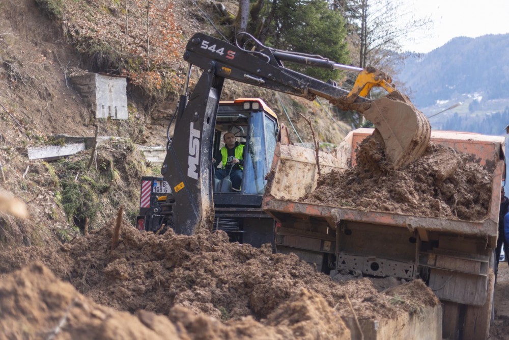 დავით გაბაიძე და თორნიკე რიჟვაძე, ხელისუფლების წარმომადგენლებთან ერთად, მაღალმთიან აჭარაში მეწყრის შედეგად დაზიანებული ინფრასტრუქტურის აღდგენით სამუშაოებს გაეცნენ