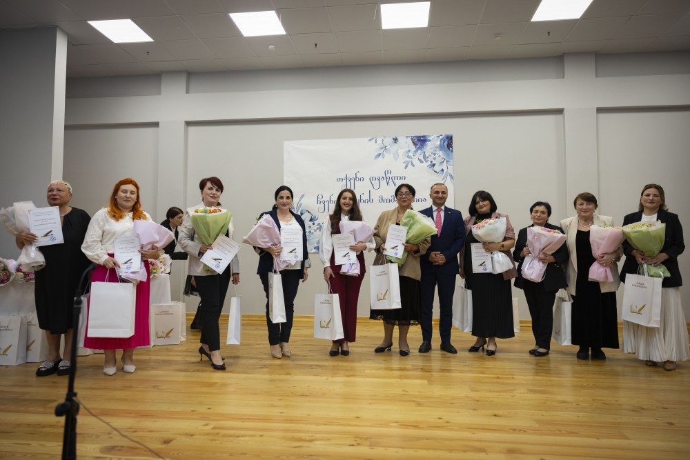 ჯილდოები წარმატებულ და ღვაწლმოსილ პედაგოგებს 