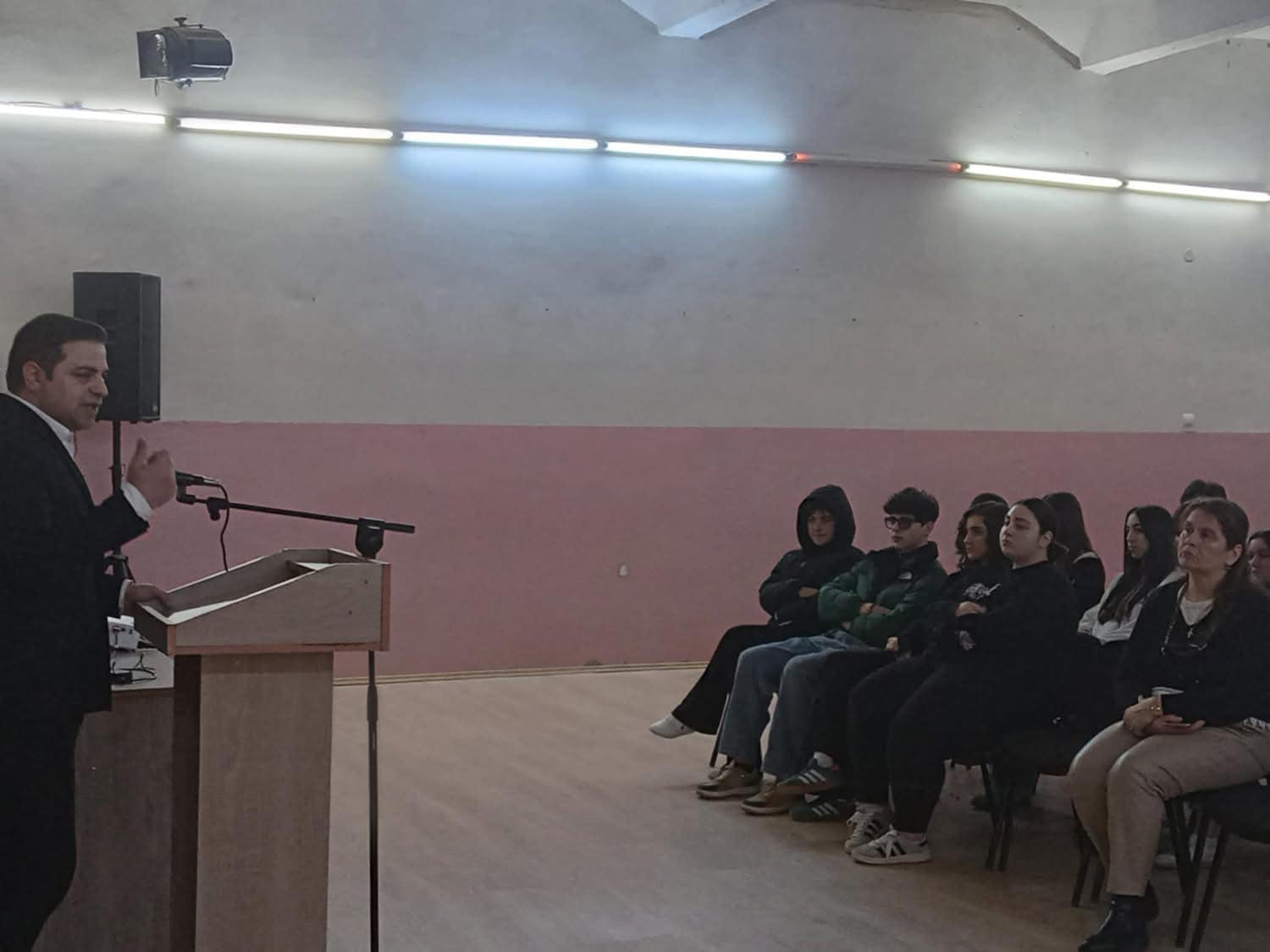 ცოტნე ანანიძე ბათუმის მე-8 საჯარო სკოლაში მოსწავლეების ინიცირებული პროექტის „არა, ბულინგს!“  შემაჯამებელ შეხვედრას დაესწრო