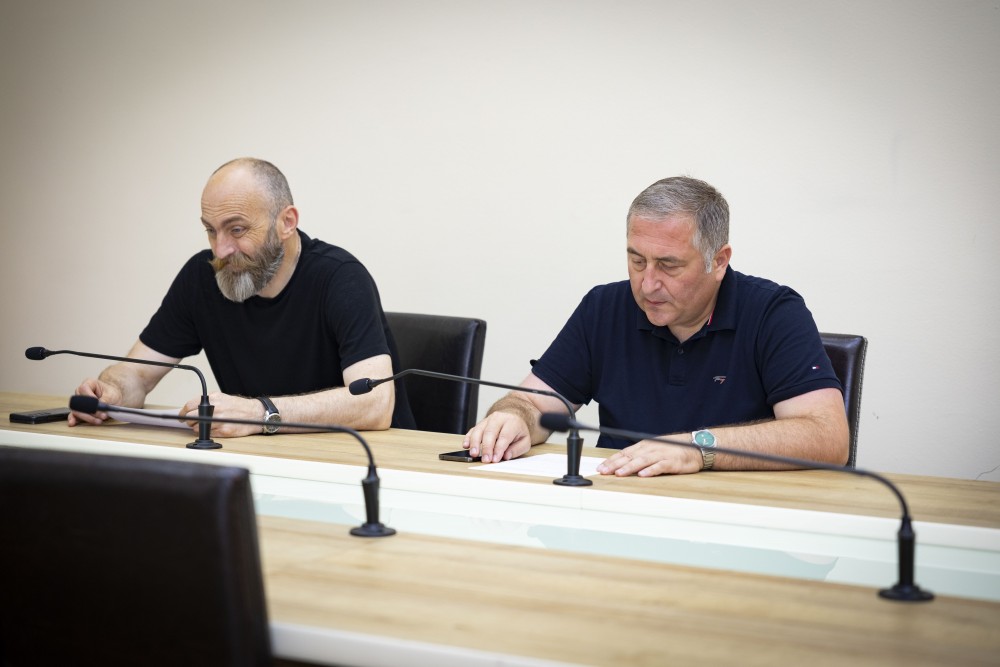 საკონსტიტუციო, იურიდიულ და საპროცედურო საკითხთა კომიტეტს ოპოზიციური პარტიის წევრთა უფლებამოსილების ცნობის საკითხი  პლენარული სხდომისთვის მომზადებულად მიაჩნია