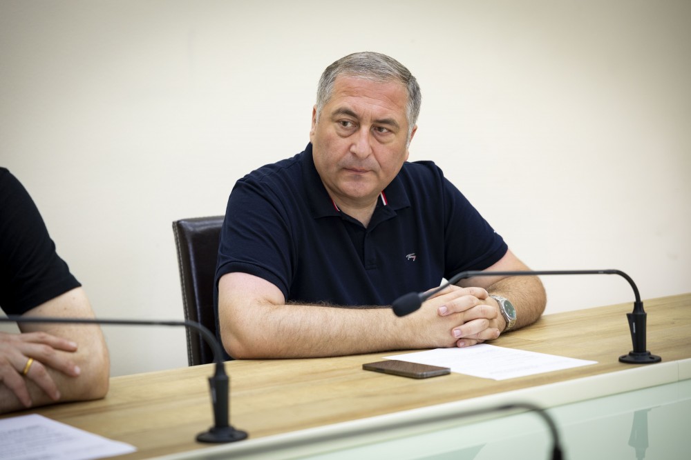 საკონსტიტუციო, იურიდიულ და საპროცედურო საკითხთა კომიტეტს ოპოზიციური პარტიის წევრთა უფლებამოსილების ცნობის საკითხი  პლენარული სხდომისთვის მომზადებულად მიაჩნია