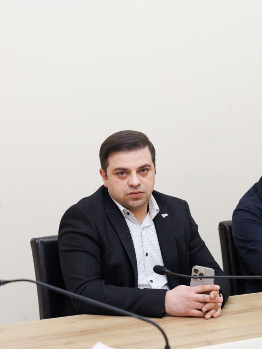      აჭარის უმაღლეს საბჭოში 6 წევრისთვის სადეპუტატო უფლებამოსილების ვადამდე შეწყვეტას, ხვალ, რიგგარეშე სესიის პლენარულ სხდომაზე ეყრება კენჭი