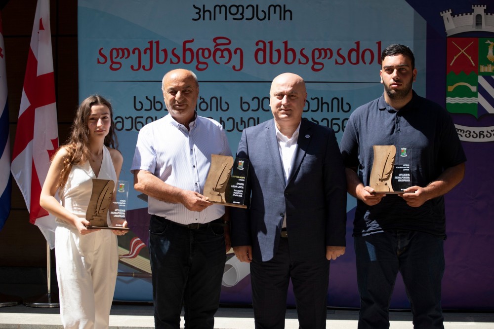 დავით გაბაიძემ წარჩინებულ მოსწავლეებს სახელობითი სტიპენდიები გადასცა