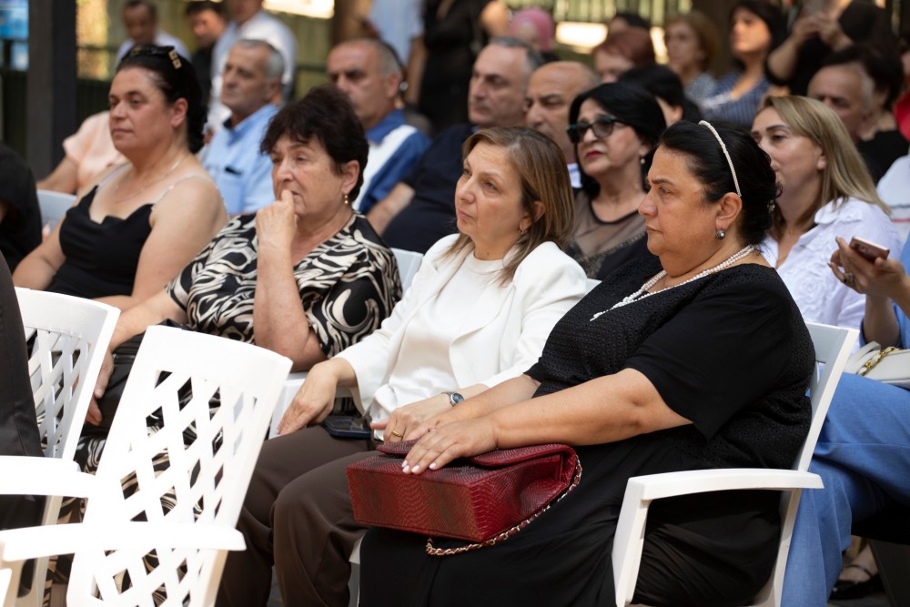 დავით გაბაიძემ წარჩინებულ მოსწავლეებს სახელობითი სტიპენდიები გადასცა