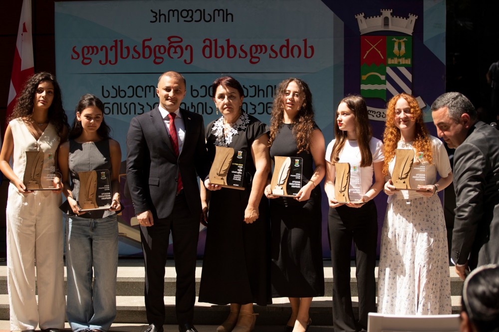 დავით გაბაიძემ წარჩინებულ მოსწავლეებს სახელობითი სტიპენდიები გადასცა