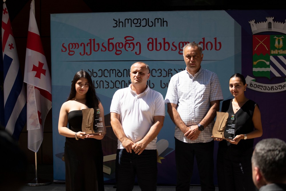 დავით გაბაიძემ წარჩინებულ მოსწავლეებს სახელობითი სტიპენდიები გადასცა