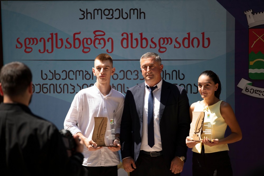 დავით გაბაიძემ წარჩინებულ მოსწავლეებს სახელობითი სტიპენდიები გადასცა