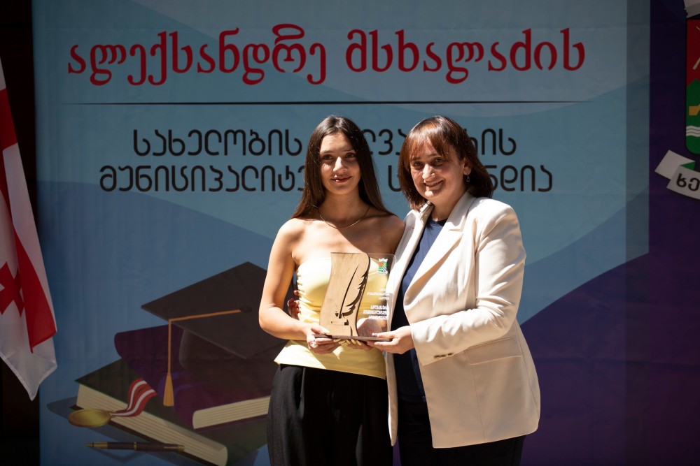 დავით გაბაიძემ წარჩინებულ მოსწავლეებს სახელობითი სტიპენდიები გადასცა