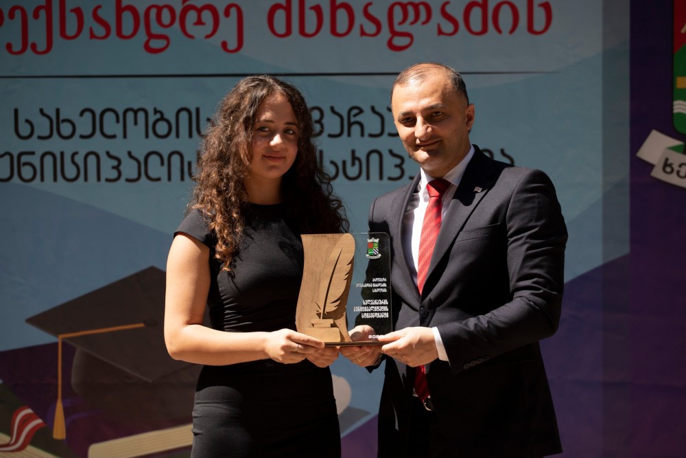 დავით გაბაიძემ წარჩინებულ მოსწავლეებს სახელობითი სტიპენდიები გადასცა