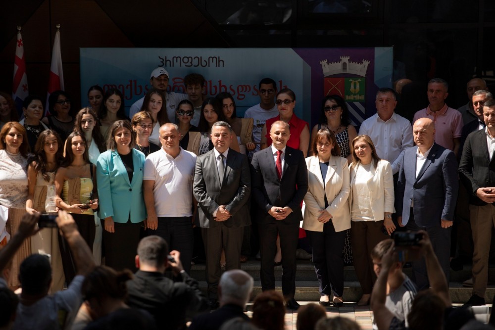 დავით გაბაიძემ წარჩინებულ მოსწავლეებს სახელობითი სტიპენდიები გადასცა