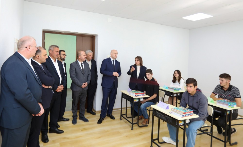  დავით გაბაიძემ მოსწავლეებს განახლებულ სკოლაში სწავლის დაწყება მიულოცა