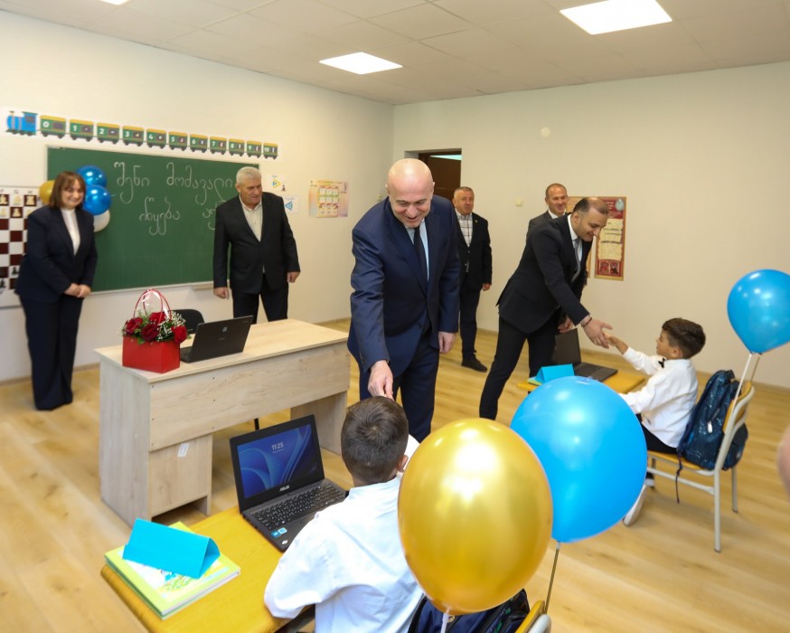  დავით გაბაიძემ მოსწავლეებს განახლებულ სკოლაში სწავლის დაწყება მიულოცა
