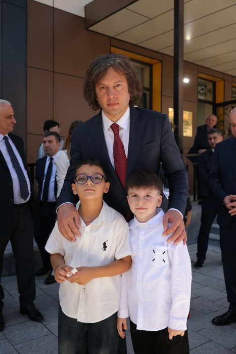 საქართველოს პრემიერ-მინისტრმა ირაკლი კობახიძემ, ბათუმში, განახლებული მე-7 საჯარო სკოლა დაათვალიერა