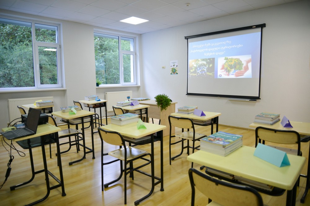  დავით გაბაიძემ მოსწავლეებს განახლებულ სკოლაში სწავლის დაწყება მიულოცა