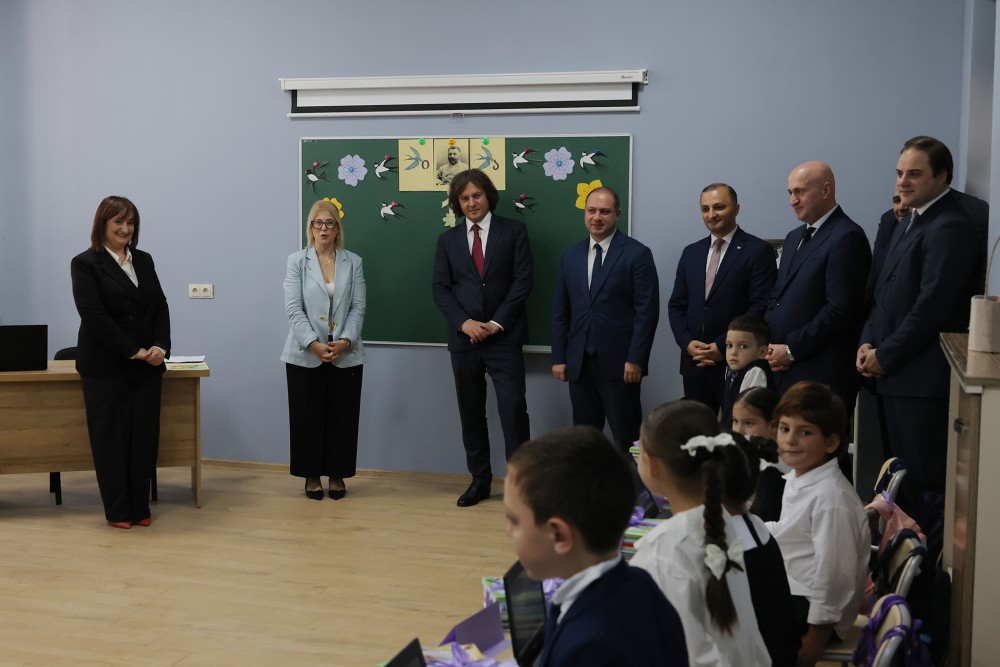 საქართველოს პრემიერ-მინისტრმა ირაკლი კობახიძემ, ბათუმში, განახლებული მე-7 საჯარო სკოლა დაათვალიერა