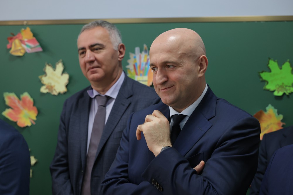 საქართველოს პრემიერ-მინისტრმა ირაკლი კობახიძემ, ბათუმში, განახლებული მე-7 საჯარო სკოლა დაათვალიერა