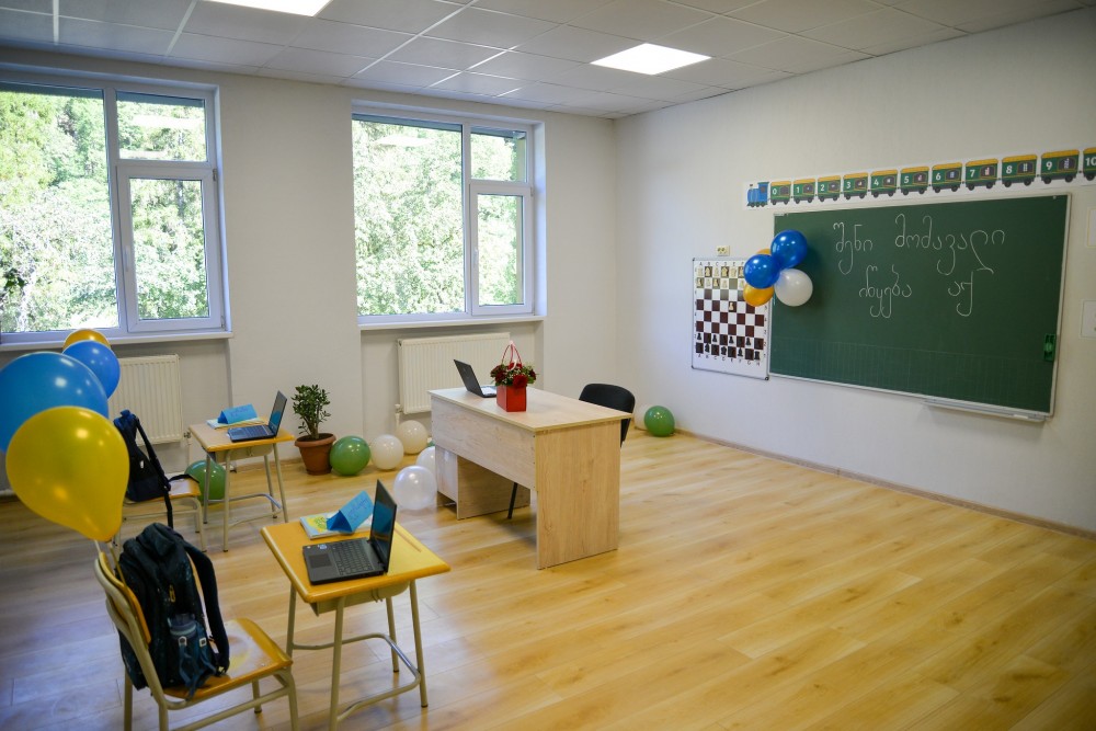  დავით გაბაიძემ მოსწავლეებს განახლებულ სკოლაში სწავლის დაწყება მიულოცა