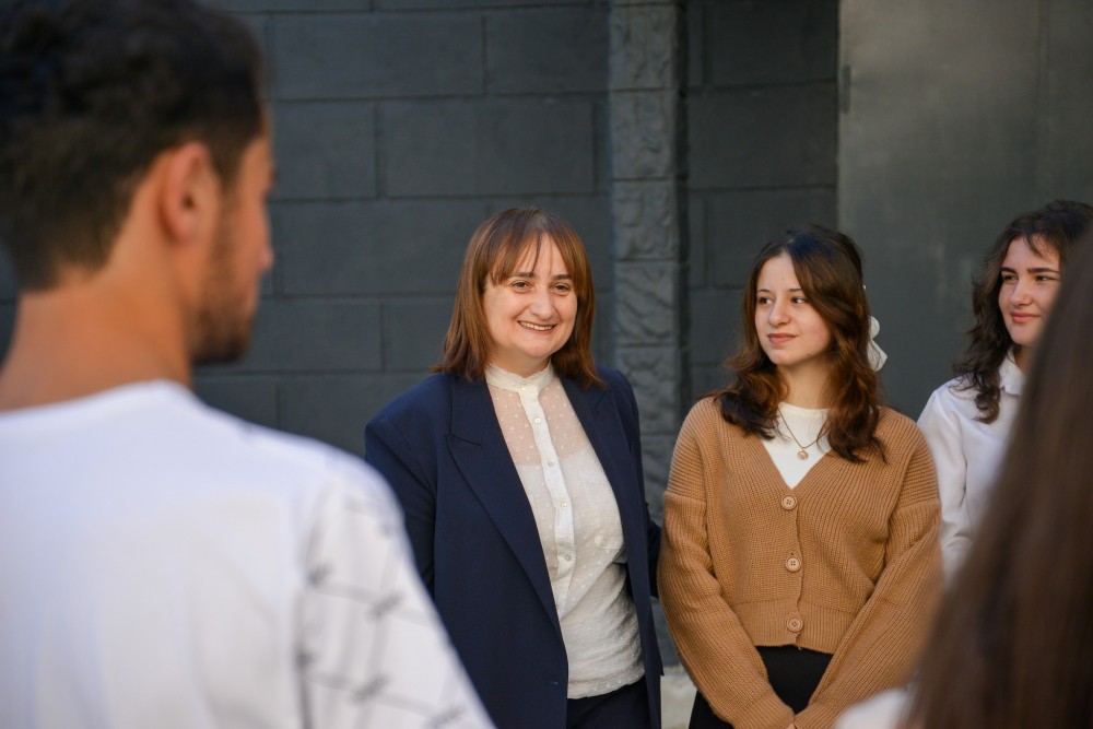  დავით გაბაიძემ მოსწავლეებს განახლებულ სკოლაში სწავლის დაწყება მიულოცა