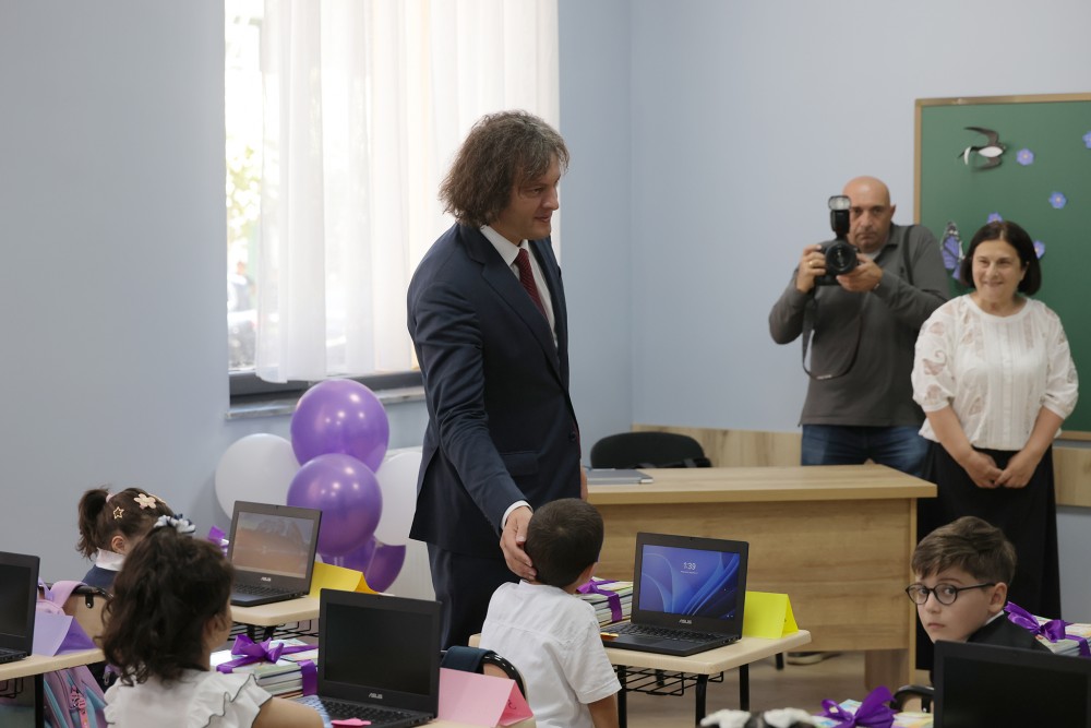 საქართველოს პრემიერ-მინისტრმა ირაკლი კობახიძემ, ბათუმში, განახლებული მე-7 საჯარო სკოლა დაათვალიერა