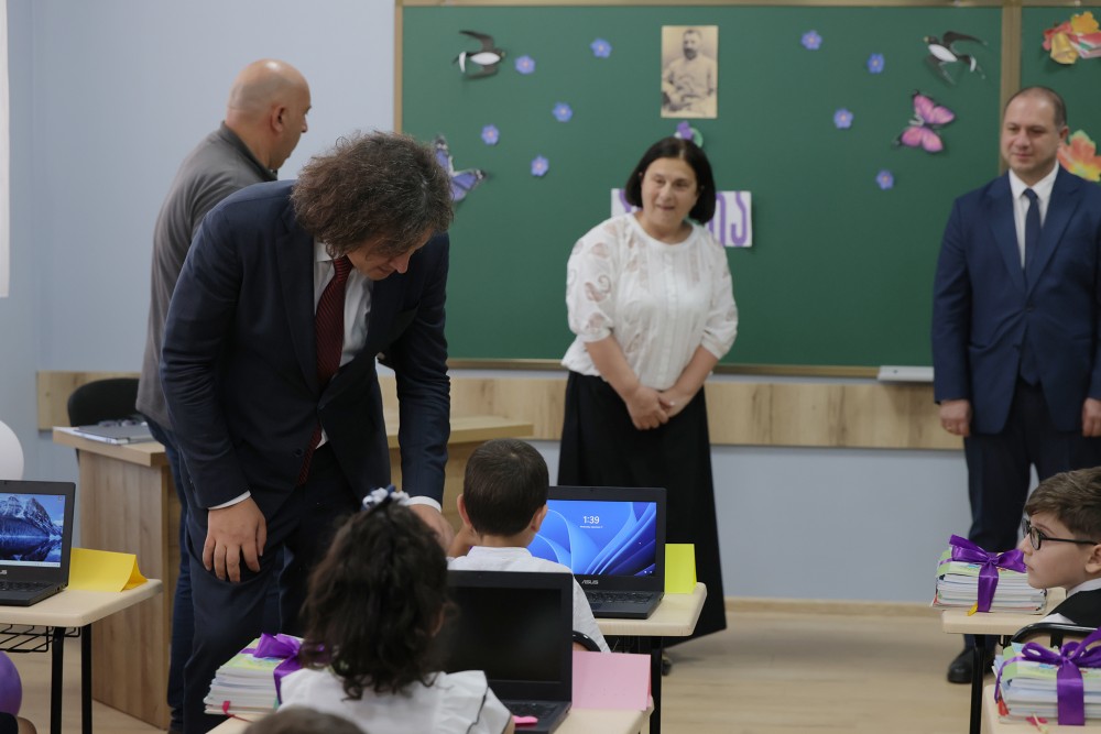 საქართველოს პრემიერ-მინისტრმა ირაკლი კობახიძემ, ბათუმში, განახლებული მე-7 საჯარო სკოლა დაათვალიერა