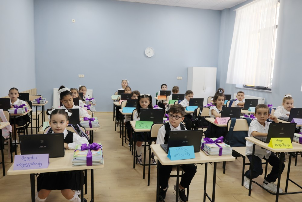 საქართველოს პრემიერ-მინისტრმა ირაკლი კობახიძემ, ბათუმში, განახლებული მე-7 საჯარო სკოლა დაათვალიერა