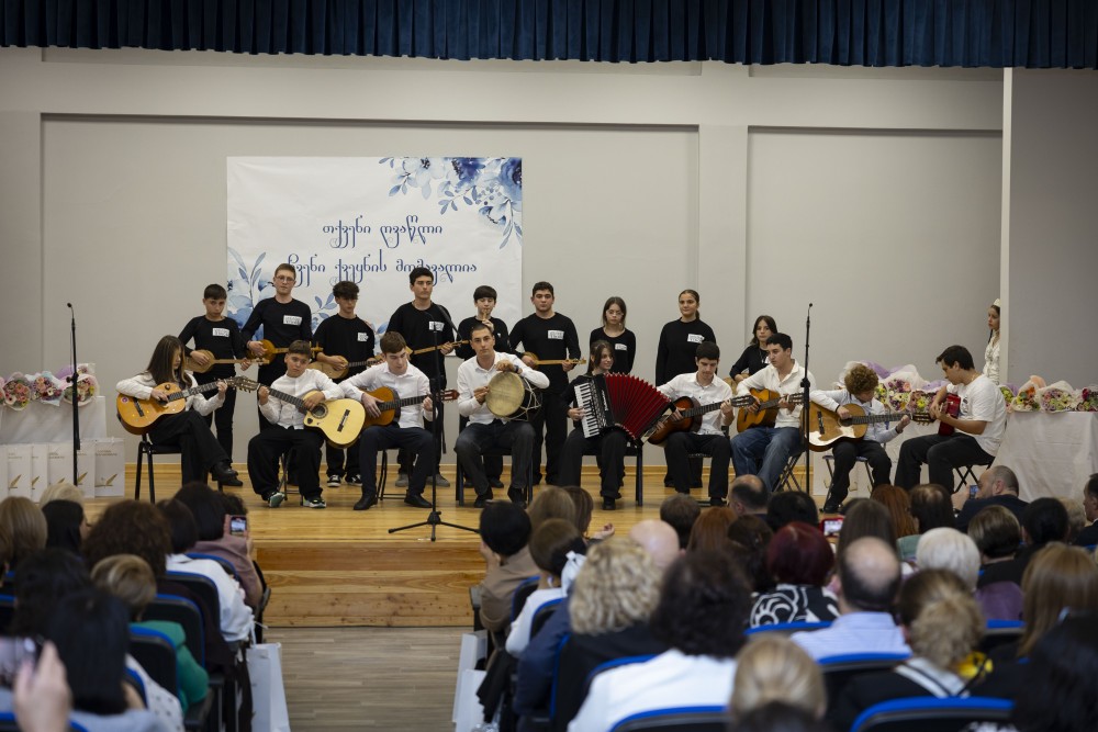 ჯილდოები წარმატებულ და ღვაწლმოსილ პედაგოგებს 