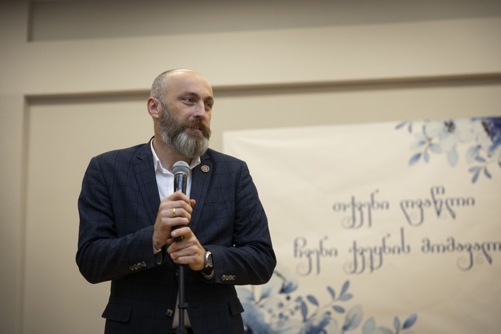 ჯილდოები წარმატებულ და ღვაწლმოსილ პედაგოგებს 